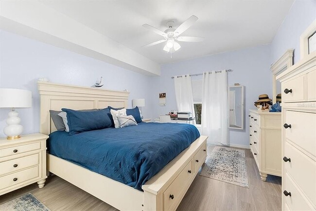 Master bedroom with ensuite bathroom - 5168 Northridge Rd Unit 112