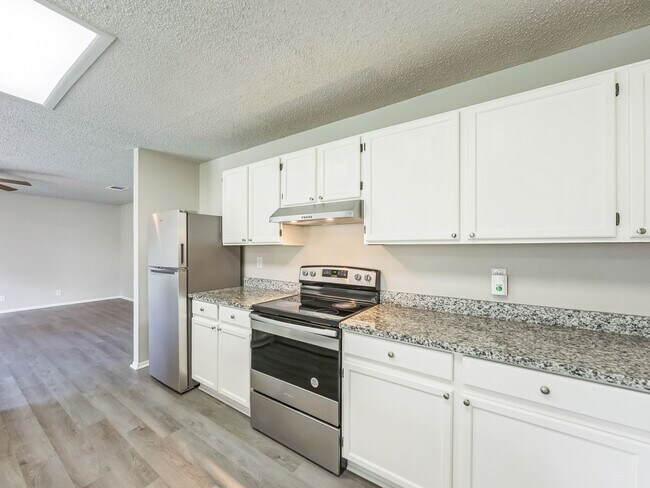 Photo - 3 bedroom, 2 1/2 bathroom, 2575 sqft Singl...