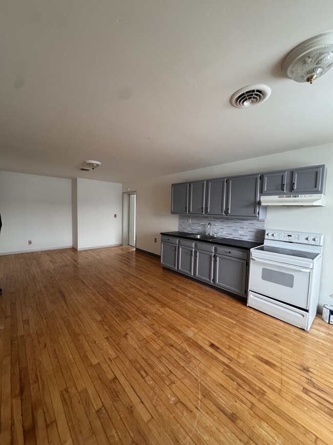 Photo - 643 S Wood St