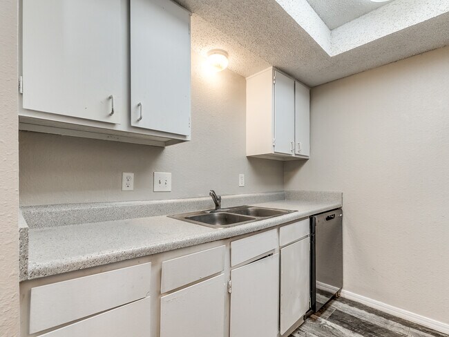 Fairfax Apartments - Kitchen