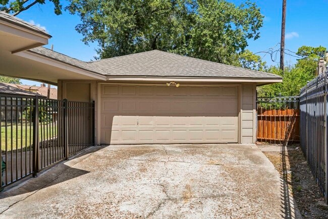 11810 Rowood Dr