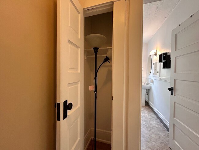 Photo - Vintage Charm - Top Floor NW Studio!