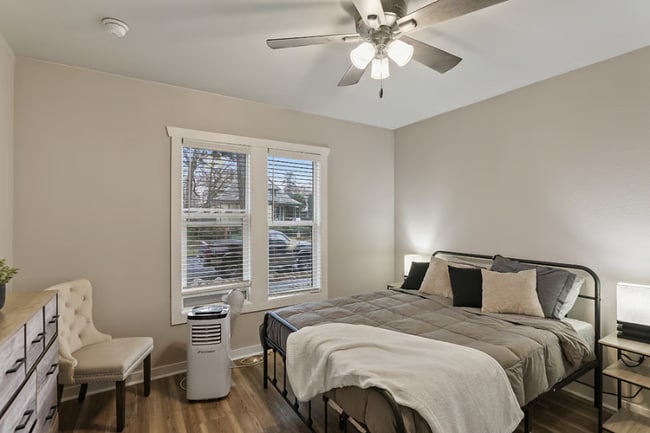 Photo - 1001 N Elm St Unidad 1
