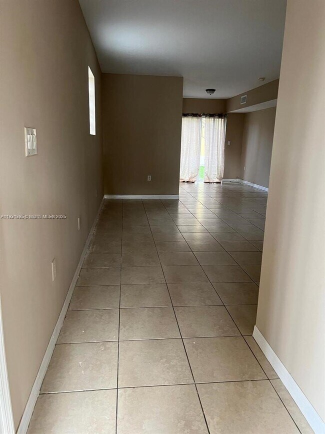 Photo - 945 NE 33rd Terrace Unidad 101