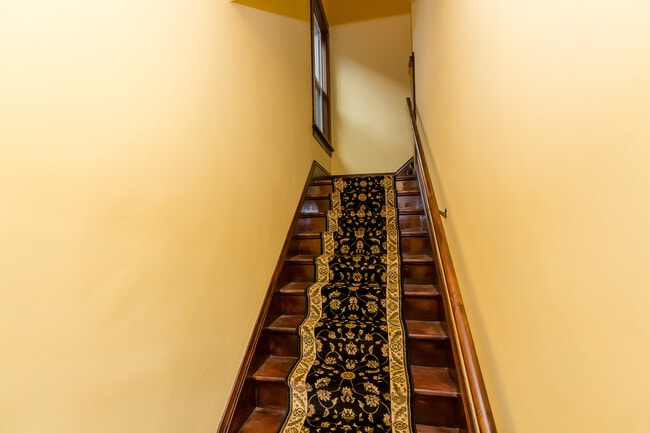 Front Entry Staircase - 715 5th St SE Unidad Upper