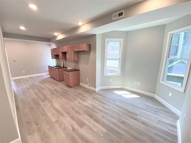 Photo - 439 E Washington Ln Unidad 2