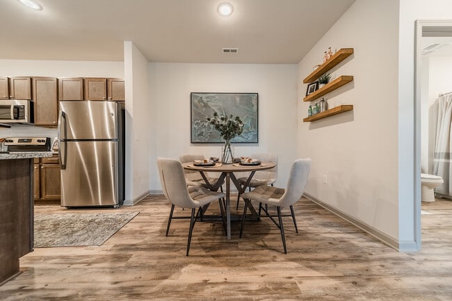 HighlandRidge_2021_DiningRoom_01 - Highland Ridge Apartments