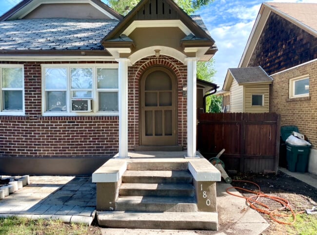 180 Williams Ave S Unidad B - Upper Right Unit