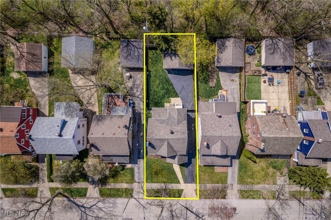 Building Photo - 3478 Northcliffe Rd