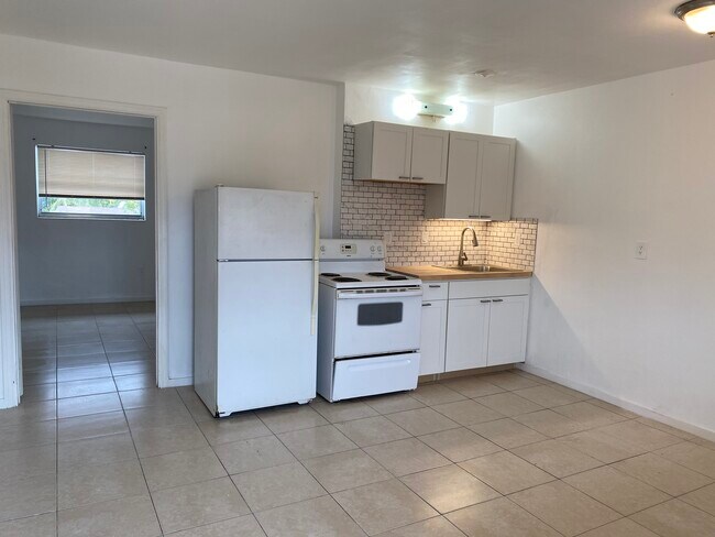 Photo - 8450 NE Miami Ct Unidad 16