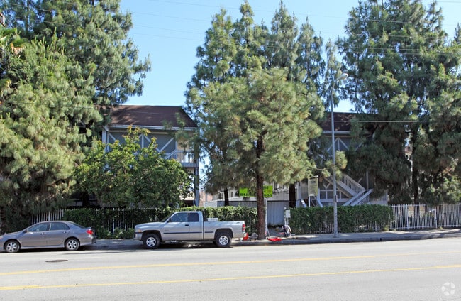Building Photo - Carriage House