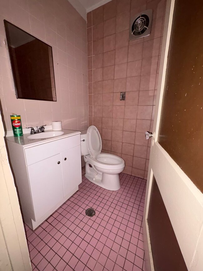 Photo - 4835 N Broad St