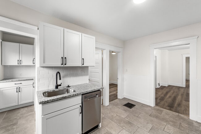 Building Photo - 1352 W 58th St Rental