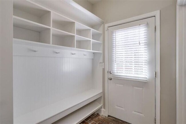 Photo - 980 Longley Ave NW