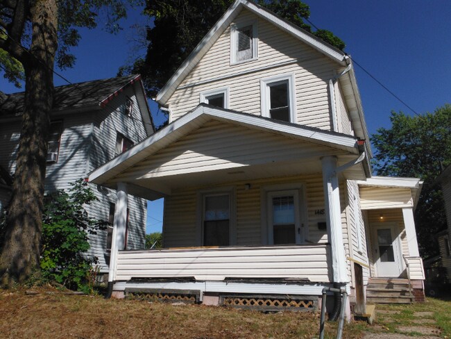 Photo - 1418 Woodland Ave NW