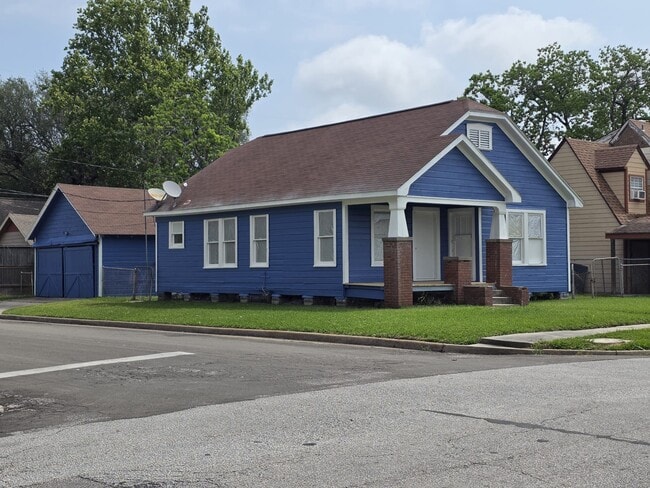 Building Photo - 600 E Defee Ave