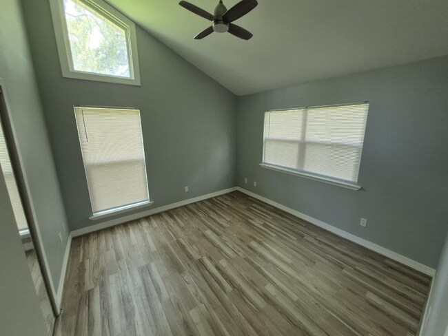 Photo - 320 Lakeview Dr