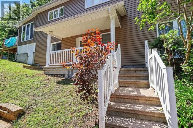Photo - 2055 Victoria St
