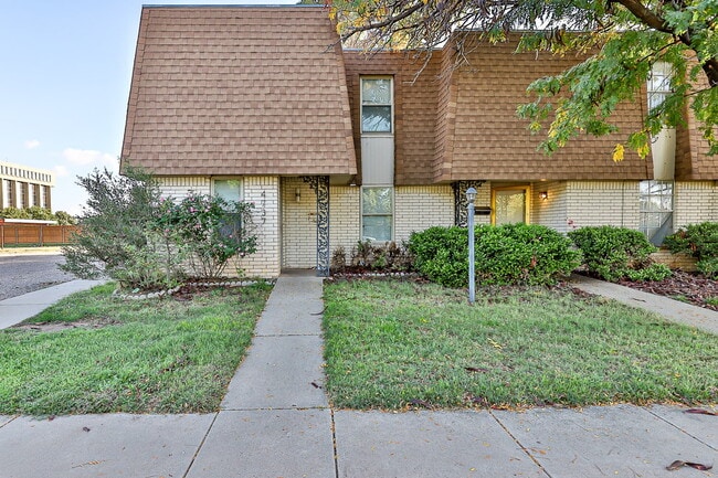 Building Photo - Spacious 2 Bedroom Townhome with Carport!