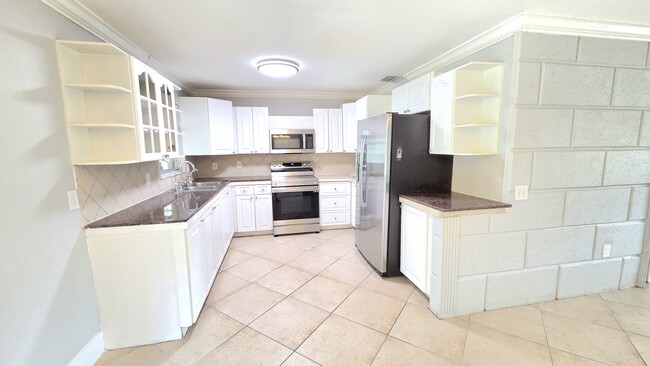 Cocina con electrodomésticos de acero inoxidable - 5529 Hardee St