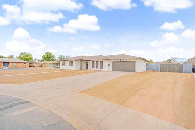 Photo - Tempe 5 bedroom 3 bath with pool and HUGE yard