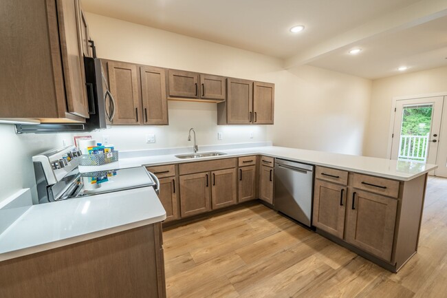 Building Photo - 3 Bed / 2.5 Bath Townhome w/Deck, Walkout ... Unit 118 Eiche Drive - 4