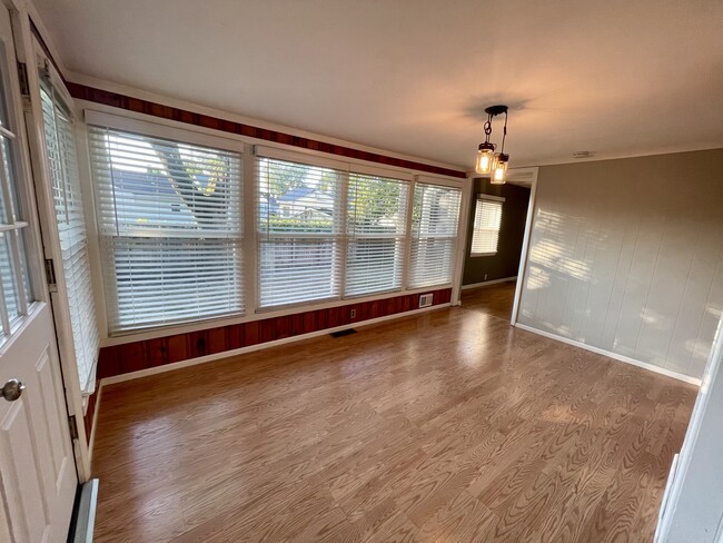 Photo - 895 Lower Ferry Rd