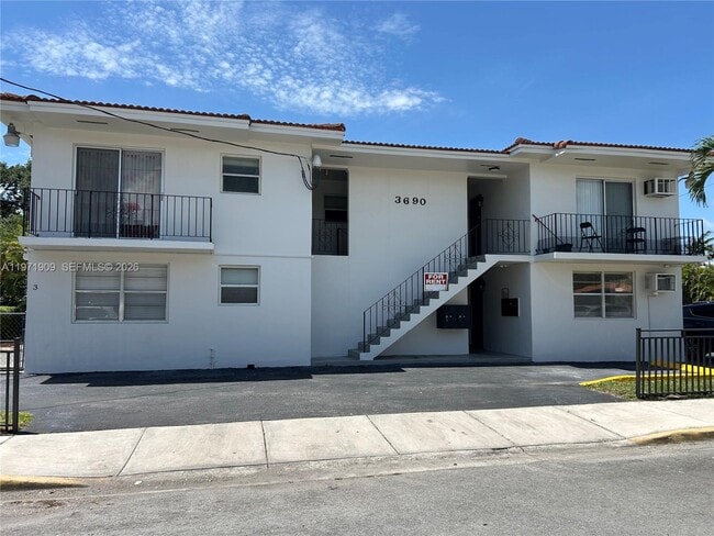 Building Photo - 543 SW 37th Ave Unit 4