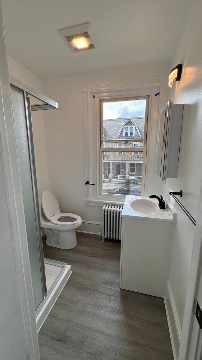 Photo - 208 Bridge St