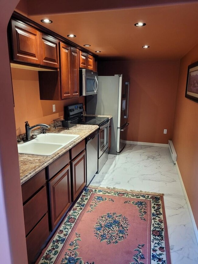 Building Photo - 136 Main St Unit Apartment