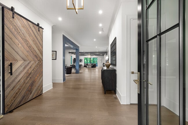 Photo - 306 Pinecrest Rd NE