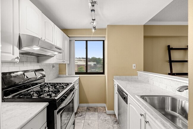 Building Photo - 15 N Beacon St Unit 405