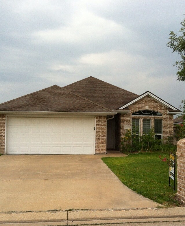 College Station - 3 bedrooms / 2 bath / 2 ... - College Station - 3 bedrooms / 2 bath / 2 ... House