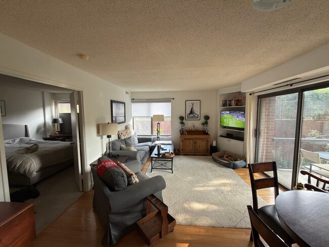 Photo - 2320 Wisconsin Ave NW Unidad 212