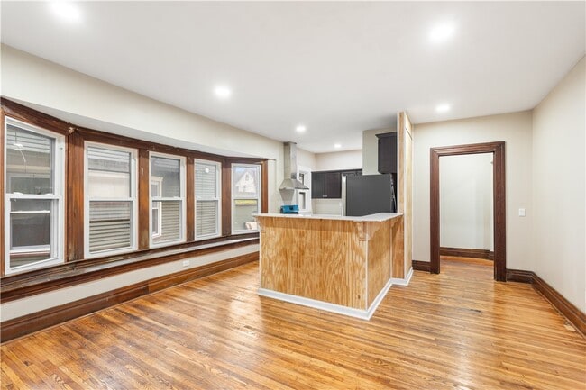 Photo - 483 Alexander St