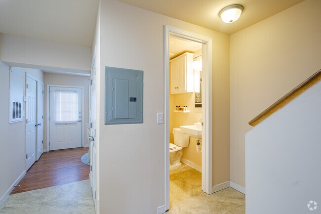 2BR, 1.5BA - Hermitage Manor