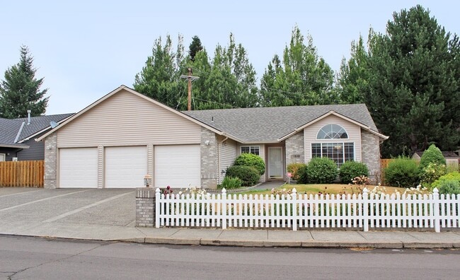 Building Photo - 15040 SE Lostine Dr