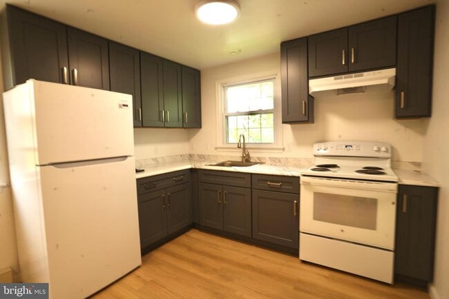 Building Photo - 456 N 2nd St Unit APT. 3