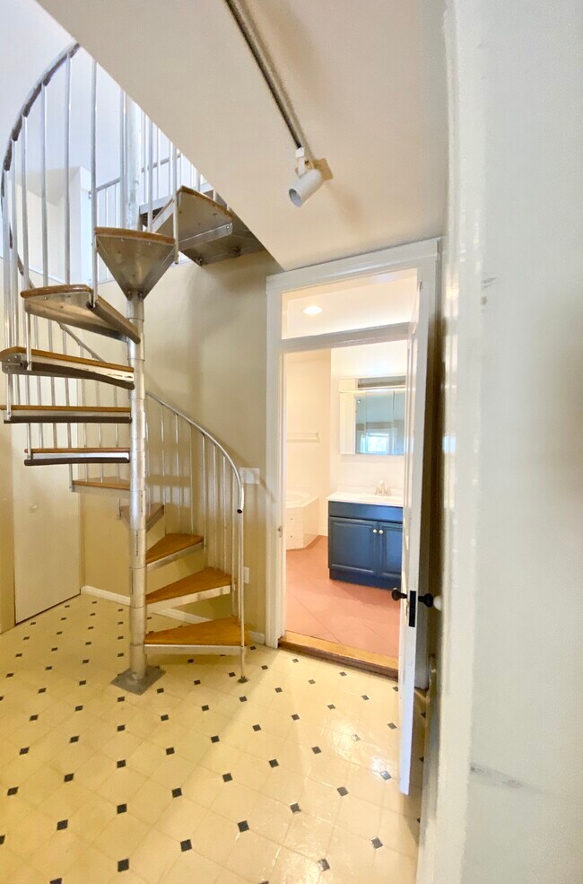 Photo - 1054 S Main St