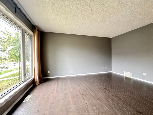 Photo - 9432-9211 211 St NW