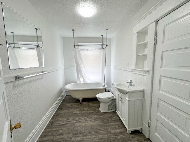 Photo - 806 Kalamazoo Ave SE Unit Apt 2