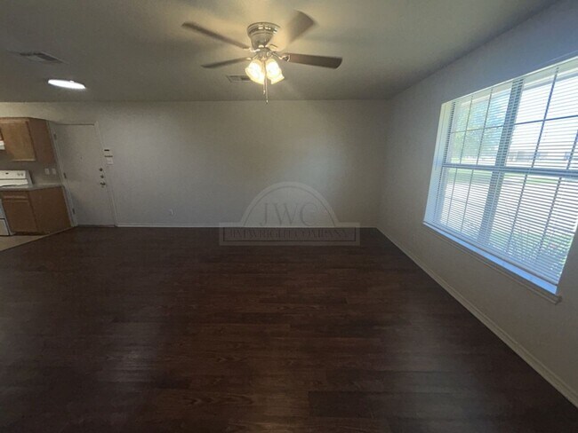 Photo - 912 McDaniel Cir