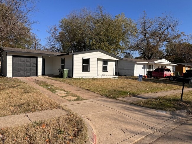 Building Photo - Property For Lease!