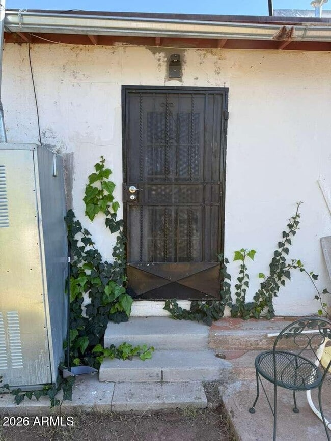 Building Photo - 936 E 8th St Unit Rear