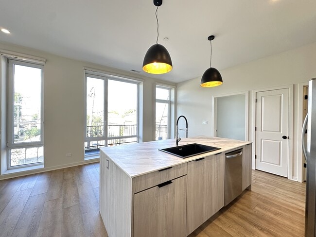 Photo - 6340 W Belmont Ave Unidad 102