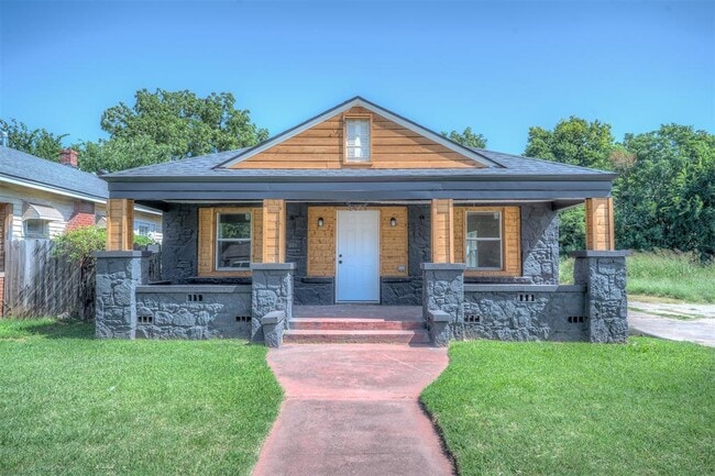 Building Photo - 1421 NE 8th St