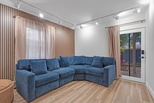 Photo - 2111 W Roscoe St Unit 1R