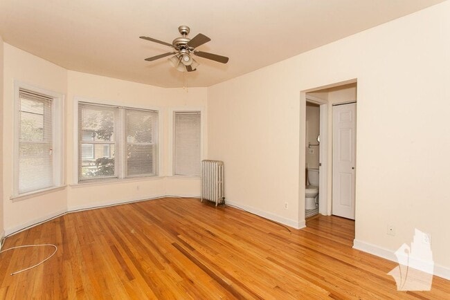 Building Photo - 3912 N Pine Grove Ave Unit 3918-2