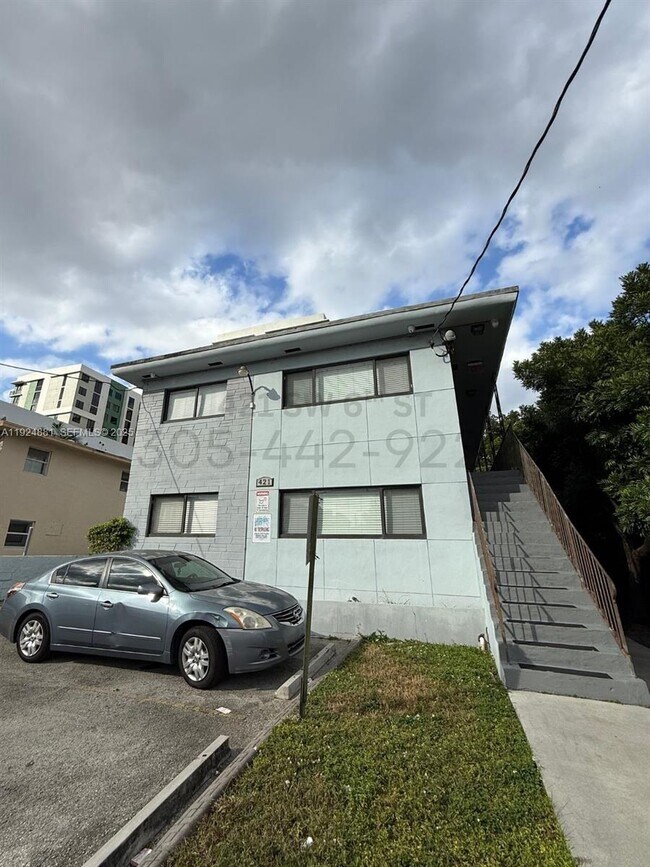 Building Photo - 421 SW 6th St Unit 4