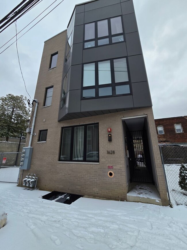 Photo - 1628 W Thompson St Apartment Unit 1